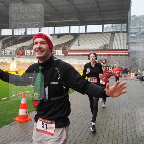07.12.2025 - St. Pauli X-Mass-Run No. 15 Fabian Wolf http://msf.ph/oto/9409553 07.12.2025 11:09:16 Ziel 44, 51, 558, 1110, 1136, 1138, 1140, 1260, 1574 meine-sportfotos.de