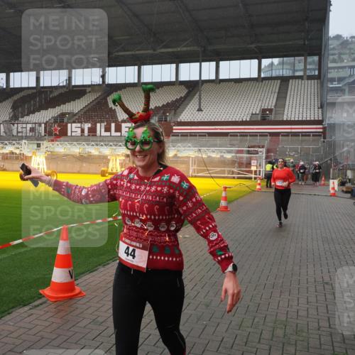 07.12.2025 - St. Pauli X-Mass-Run No. 15 Fabian Wolf http://msf.ph/oto/9409574 07.12.2025 11:09:18 Ziel 44, 51, 558, 1110, 1260, 1574 meine-sportfotos.de
