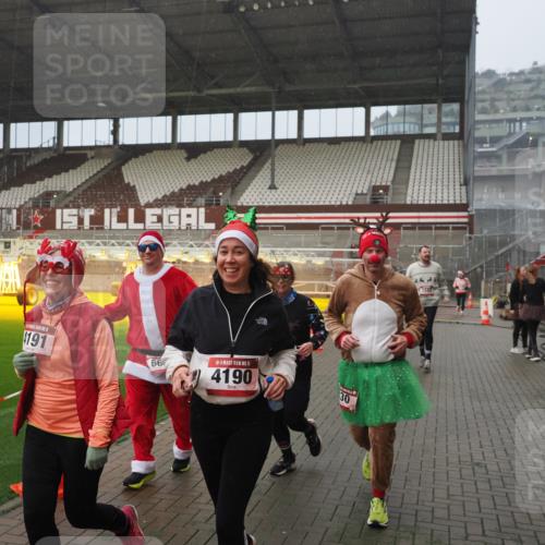 07.12.2025 - St. Pauli X-Mass-Run No. 15 Fabian Wolf http://msf.ph/oto/9409729 07.12.2025 11:09:37 Ziel 59, 66, 266, 330, 814, 971, 1084, 1157, 1463, 1477, 1579, 1582, 1641, 1851, 1870, 1945, 1974, 2042, 3151, 4190, 4191 meine-sportfotos.de