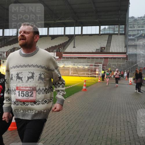 07.12.2025 - St. Pauli X-Mass-Run No. 15 Fabian Wolf http://msf.ph/oto/9409785 07.12.2025 11:09:41 Ziel 59, 66, 266, 330, 814, 971, 1084, 1157, 1579, 1582, 1851, 1870, 1945, 1974, 2042, 3151, 4190, 4191 meine-sportfotos.de