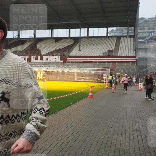 07.12.2025 - St. Pauli X-Mass-Run No. 15 Fabian Wolf http://msf.ph/oto/9409788 07.12.2025 11:09:41 Ziel 59, 66, 266, 330, 814, 971, 1084, 1157, 1579, 1582, 1851, 1870, 1945, 1974, 2042, 3151, 4190, 4191 meine-sportfotos.de