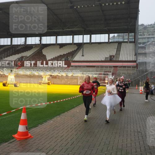 07.12.2025 - St. Pauli X-Mass-Run No. 15 Fabian Wolf http://msf.ph/oto/9409831 07.12.2025 11:09:52 Ziel 696, 720, 737, 755, 814, 863, 1157, 1163 meine-sportfotos.de