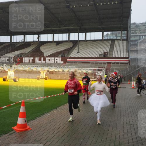 07.12.2025 - St. Pauli X-Mass-Run No. 15 Fabian Wolf http://msf.ph/oto/9409838 07.12.2025 11:09:52 Ziel 696, 720, 737, 755, 814, 863, 1157, 1163 meine-sportfotos.de