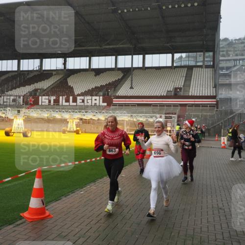 07.12.2025 - St. Pauli X-Mass-Run No. 15 Fabian Wolf http://msf.ph/oto/9409841 07.12.2025 11:09:53 Ziel 696, 720, 737, 755, 814, 863, 1157, 1163 meine-sportfotos.de