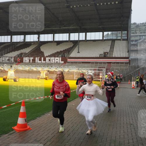 07.12.2025 - St. Pauli X-Mass-Run No. 15 Fabian Wolf http://msf.ph/oto/9409844 07.12.2025 11:09:53 Ziel 696, 720, 737, 755, 814, 863, 1157, 1163 meine-sportfotos.de