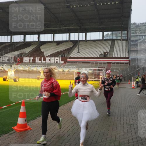 07.12.2025 - St. Pauli X-Mass-Run No. 15 Fabian Wolf http://msf.ph/oto/9409847 07.12.2025 11:09:53 Ziel 696, 720, 737, 755, 814, 863, 1157, 1163 meine-sportfotos.de