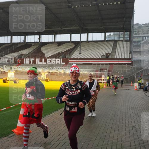07.12.2025 - St. Pauli X-Mass-Run No. 15 Fabian Wolf http://msf.ph/oto/9409868 07.12.2025 11:09:54 Ziel 696, 720, 737, 755, 814, 863, 1157, 1163 meine-sportfotos.de