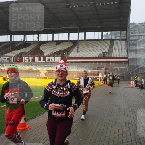 07.12.2025 - St. Pauli X-Mass-Run No. 15 Fabian Wolf http://msf.ph/oto/9409871 07.12.2025 11:09:55 Ziel 696, 720, 737, 753, 755, 814, 863, 1157, 1163 meine-sportfotos.de