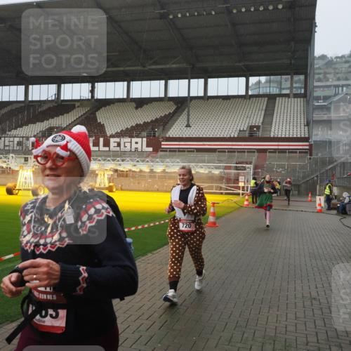 07.12.2025 - St. Pauli X-Mass-Run No. 15 Fabian Wolf http://msf.ph/oto/9409873 07.12.2025 11:09:55 Ziel 696, 720, 737, 753, 755, 814, 863, 1157, 1163 meine-sportfotos.de