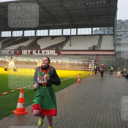 07.12.2025 - St. Pauli X-Mass-Run No. 15 Fabian Wolf http://msf.ph/oto/9409909 07.12.2025 11:09:58 Ziel 696, 720, 737, 753, 755, 863, 1163 meine-sportfotos.de