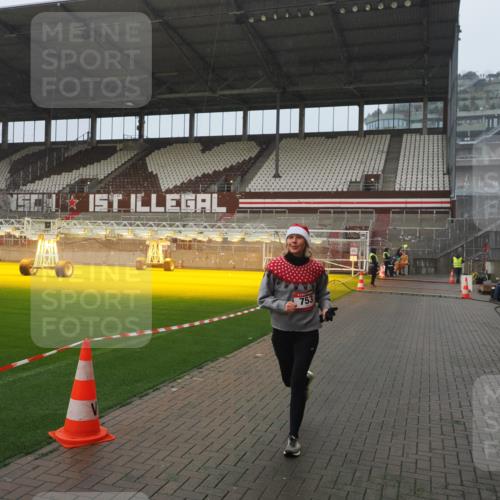 07.12.2025 - St. Pauli X-Mass-Run No. 15 Fabian Wolf http://msf.ph/oto/9409918 07.12.2025 11:10:03 Ziel 696, 720, 737, 753, 755, 863, 1163 meine-sportfotos.de