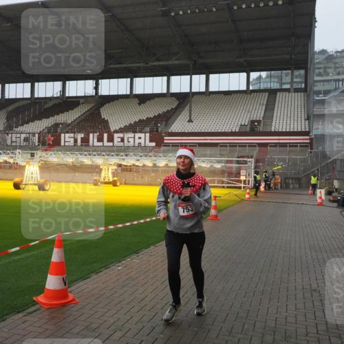 07.12.2025 - St. Pauli X-Mass-Run No. 15 Fabian Wolf http://msf.ph/oto/9409921 07.12.2025 11:10:03 Ziel 696, 720, 737, 753, 755, 863, 1163 meine-sportfotos.de