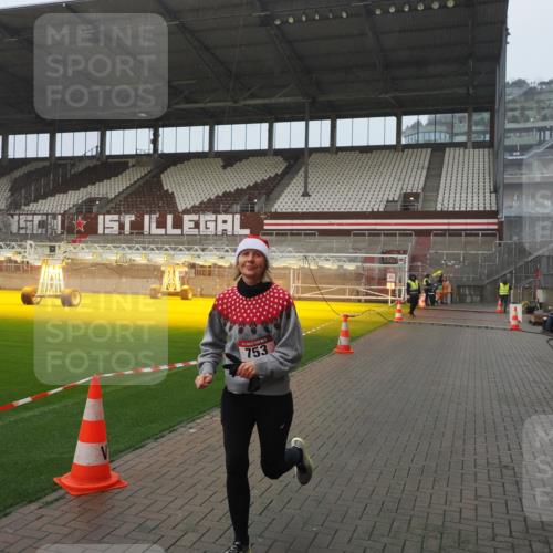 07.12.2025 - St. Pauli X-Mass-Run No. 15 Fabian Wolf http://msf.ph/oto/9409924 07.12.2025 11:10:03 Ziel 696, 720, 737, 753, 755, 863, 1163 meine-sportfotos.de
