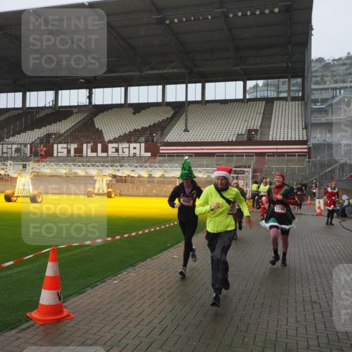 07.12.2025 - St. Pauli X-Mass-Run No. 15 Fabian Wolf http://msf.ph/oto/9409945 07.12.2025 11:10:20 Ziel 42, 53, 980, 1298, 1299, 1398, 1694, 1697, 1739, 1740, 2371 meine-sportfotos.de
