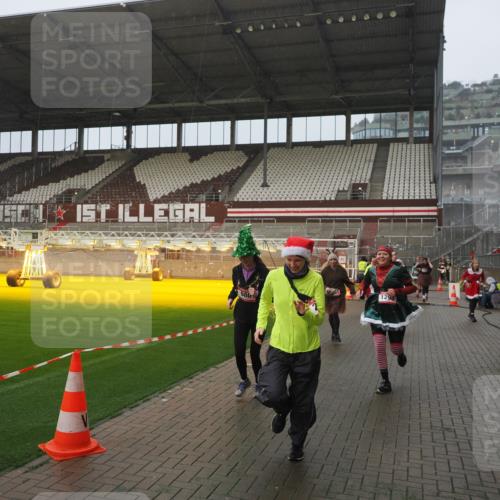 07.12.2025 - St. Pauli X-Mass-Run No. 15 Fabian Wolf http://msf.ph/oto/9409948 07.12.2025 11:10:21 Ziel 42, 53, 980, 1298, 1299, 1398, 1694, 1697, 1739, 1740, 2371 meine-sportfotos.de