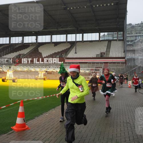 07.12.2025 - St. Pauli X-Mass-Run No. 15 Fabian Wolf http://msf.ph/oto/9409951 07.12.2025 11:10:21 Ziel 42, 53, 980, 1298, 1299, 1398, 1694, 1697, 1739, 1740, 2371 meine-sportfotos.de