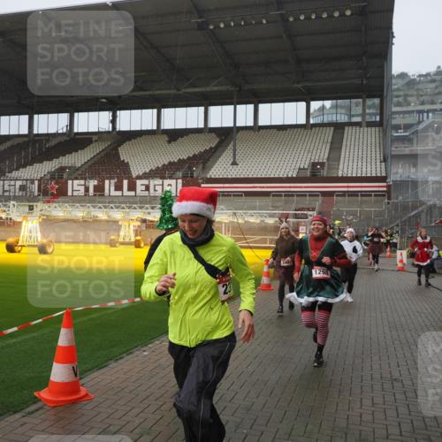 07.12.2025 - St. Pauli X-Mass-Run No. 15 Fabian Wolf http://msf.ph/oto/9409954 07.12.2025 11:10:21 Ziel 42, 53, 980, 1298, 1299, 1398, 1694, 1697, 1739, 1740, 2371 meine-sportfotos.de