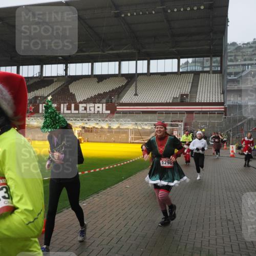 07.12.2025 - St. Pauli X-Mass-Run No. 15 Fabian Wolf http://msf.ph/oto/9409960 07.12.2025 11:10:21 Ziel 42, 53, 980, 1298, 1299, 1398, 1694, 1697, 1739, 1740, 2371 meine-sportfotos.de