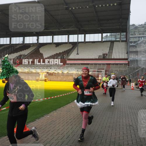 07.12.2025 - St. Pauli X-Mass-Run No. 15 Fabian Wolf http://msf.ph/oto/9409963 07.12.2025 11:10:22 Ziel 42, 53, 980, 1298, 1299, 1398, 1694, 1697, 1739, 1740, 2371 meine-sportfotos.de