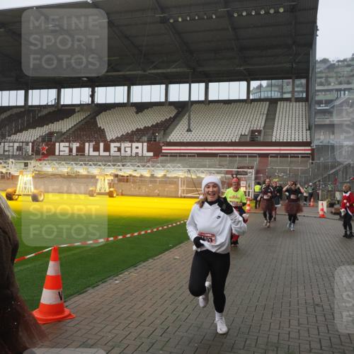 07.12.2025 - St. Pauli X-Mass-Run No. 15 Fabian Wolf http://msf.ph/oto/9409990 07.12.2025 11:10:23 Ziel 42, 53, 980, 1298, 1299, 1398, 1694, 1697, 1739, 1740, 2371 meine-sportfotos.de