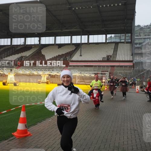 07.12.2025 - St. Pauli X-Mass-Run No. 15 Fabian Wolf http://msf.ph/oto/9409996 07.12.2025 11:10:24 Ziel 42, 53, 980, 1298, 1299, 1398, 1694, 1697, 1739, 1740, 2371 meine-sportfotos.de