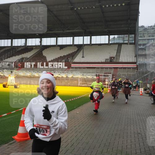 07.12.2025 - St. Pauli X-Mass-Run No. 15 Fabian Wolf http://msf.ph/oto/9409999 07.12.2025 11:10:24 Ziel 42, 53, 980, 1298, 1299, 1398, 1694, 1697, 1739, 1740, 2371 meine-sportfotos.de
