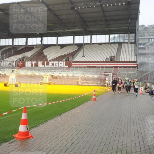 07.12.2025 - St. Pauli X-Mass-Run No. 15 Fabian Wolf http://msf.ph/oto/9410074 07.12.2025 11:10:29 Ziel 30, 31, 42, 49, 53, 122, 134, 980, 1298, 1299, 1398, 1692, 1694, 1697, 1739, 1740, 2371, 3124, 3136 meine-sportfotos.de