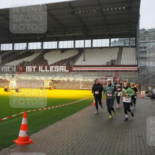 07.12.2025 - St. Pauli X-Mass-Run No. 15 Fabian Wolf http://msf.ph/oto/9410081 07.12.2025 11:10:33 Ziel 29, 30, 31, 42, 49, 53, 122, 134, 745, 980, 1064, 1066, 1298, 1380, 1398, 1692, 1694, 1697, 1739, 1740, 2371, 3124, 3136 meine-sportfotos.de