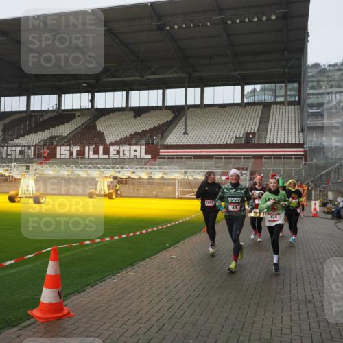 07.12.2025 - St. Pauli X-Mass-Run No. 15 Fabian Wolf http://msf.ph/oto/9410084 07.12.2025 11:10:33 Ziel 29, 30, 31, 42, 49, 53, 122, 134, 745, 980, 1064, 1066, 1298, 1380, 1398, 1692, 1694, 1697, 1739, 1740, 2371, 3124, 3136 meine-sportfotos.de