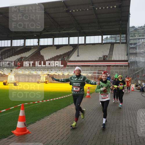 07.12.2025 - St. Pauli X-Mass-Run No. 15 Fabian Wolf http://msf.ph/oto/9410093 07.12.2025 11:10:34 Ziel 29, 30, 31, 42, 49, 53, 122, 134, 745, 980, 1064, 1066, 1298, 1380, 1398, 1692, 1694, 1697, 1739, 1740, 3124, 3136 meine-sportfotos.de