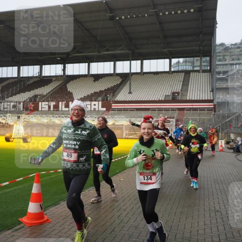 07.12.2025 - St. Pauli X-Mass-Run No. 15 Fabian Wolf http://msf.ph/oto/9410102 07.12.2025 11:10:34 Ziel 29, 30, 31, 42, 49, 53, 122, 134, 745, 980, 1064, 1066, 1298, 1380, 1398, 1692, 1694, 1697, 1739, 1740, 3124, 3136 meine-sportfotos.de