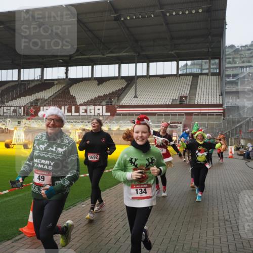 07.12.2025 - St. Pauli X-Mass-Run No. 15 Fabian Wolf http://msf.ph/oto/9410105 07.12.2025 11:10:35 Ziel 29, 30, 31, 42, 49, 53, 122, 134, 745, 980, 1064, 1066, 1298, 1380, 1398, 1692, 1694, 1697, 1739, 1740, 3124, 3136 meine-sportfotos.de
