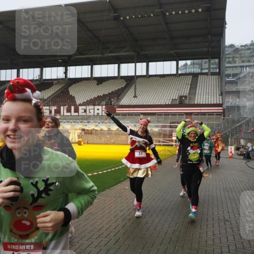 07.12.2025 - St. Pauli X-Mass-Run No. 15 Fabian Wolf http://msf.ph/oto/9410115 07.12.2025 11:10:35 Ziel 29, 30, 31, 42, 49, 53, 122, 134, 745, 980, 1064, 1066, 1298, 1380, 1398, 1692, 1694, 1697, 1739, 1740, 3124, 3136 meine-sportfotos.de