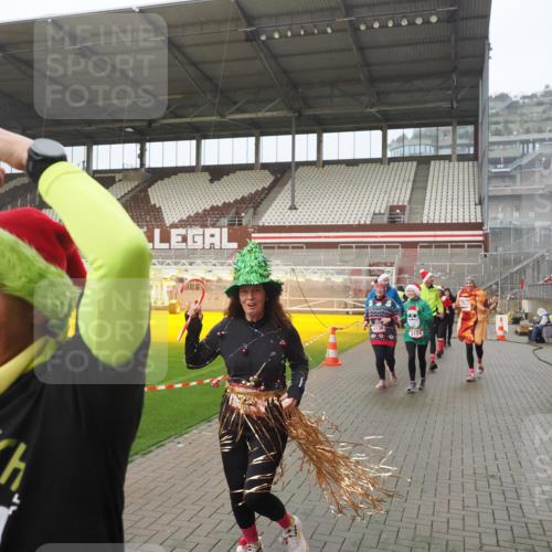 07.12.2025 - St. Pauli X-Mass-Run No. 15 Fabian Wolf http://msf.ph/oto/9410142 07.12.2025 11:10:37 Ziel 29, 30, 31, 49, 53, 122, 134, 745, 1064, 1066, 1380, 1398, 1626, 1692, 1694, 1697, 1739, 1740, 3124, 3136 meine-sportfotos.de