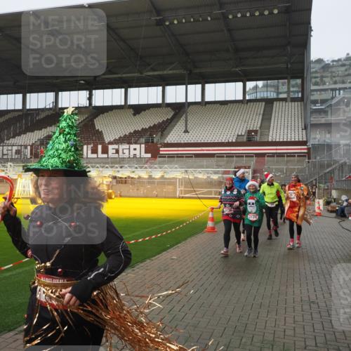 07.12.2025 - St. Pauli X-Mass-Run No. 15 Fabian Wolf http://msf.ph/oto/9410151 07.12.2025 11:10:38 Ziel 29, 30, 31, 49, 122, 134, 745, 1064, 1066, 1380, 1398, 1626, 1692, 1694, 1739, 1740, 3124, 3136 meine-sportfotos.de