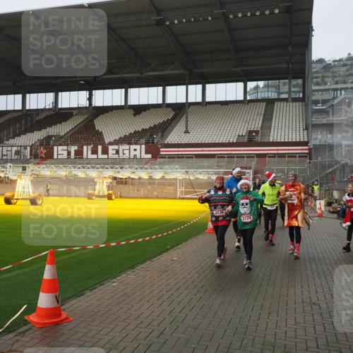 07.12.2025 - St. Pauli X-Mass-Run No. 15 Fabian Wolf http://msf.ph/oto/9410158 07.12.2025 11:10:38 Ziel 29, 30, 31, 49, 122, 134, 745, 1064, 1066, 1380, 1398, 1626, 1692, 1694, 1739, 1740, 3124, 3136 meine-sportfotos.de