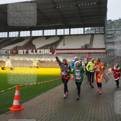07.12.2025 - St. Pauli X-Mass-Run No. 15 Fabian Wolf http://msf.ph/oto/9410167 07.12.2025 11:10:39 Ziel 29, 30, 31, 49, 122, 134, 745, 1064, 1066, 1380, 1398, 1584, 1626, 1692, 1694, 1739, 1740, 3124, 3136, 4574 meine-sportfotos.de