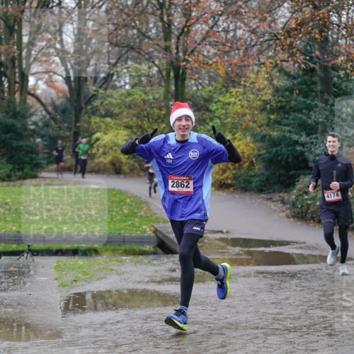 07.12.2025 - St. Pauli X-Mass-Run No. 15 Michael Burmester http://msf.ph/oto/9410177 07.12.2025 11:39:07 Laufen 2862, 4174, 4172 meine-sportfotos.de
