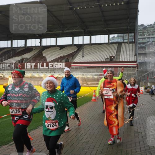 07.12.2025 - St. Pauli X-Mass-Run No. 15 Fabian Wolf http://msf.ph/oto/9410189 07.12.2025 11:10:40 Ziel 29, 30, 31, 49, 122, 134, 745, 1064, 1066, 1380, 1398, 1584, 1626, 1692, 1694, 3124, 3136, 4574 meine-sportfotos.de