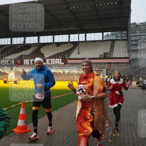 07.12.2025 - St. Pauli X-Mass-Run No. 15 Fabian Wolf http://msf.ph/oto/9410198 07.12.2025 11:10:41 Ziel 29, 30, 31, 49, 122, 134, 745, 1064, 1066, 1380, 1584, 1626, 1692, 3124, 3136, 4574 meine-sportfotos.de