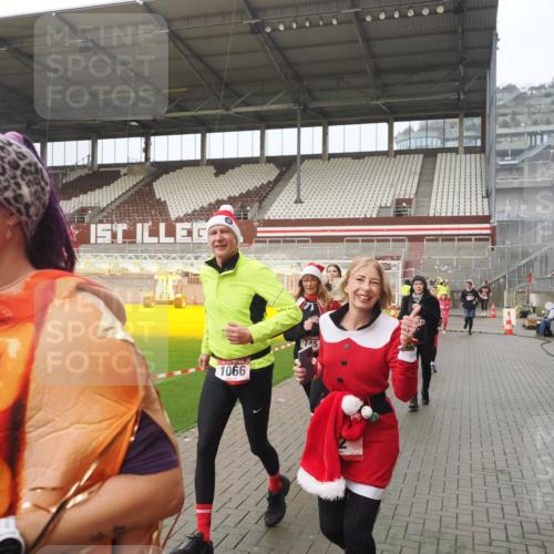 07.12.2025 - St. Pauli X-Mass-Run No. 15 Fabian Wolf http://msf.ph/oto/9410210 07.12.2025 11:10:42 Ziel 29, 30, 31, 49, 122, 134, 745, 1064, 1066, 1380, 1584, 1626, 1692, 3124, 3136, 4574 meine-sportfotos.de