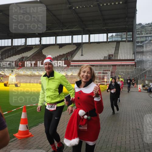 07.12.2025 - St. Pauli X-Mass-Run No. 15 Fabian Wolf http://msf.ph/oto/9410213 07.12.2025 11:10:42 Ziel 29, 30, 31, 49, 122, 134, 745, 1064, 1066, 1380, 1584, 1626, 1692, 3124, 3136, 4574 meine-sportfotos.de