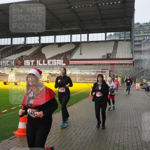 07.12.2025 - St. Pauli X-Mass-Run No. 15 Fabian Wolf http://msf.ph/oto/9410228 07.12.2025 11:10:43 Ziel 29, 30, 31, 49, 122, 134, 745, 1064, 1066, 1380, 1400, 1402, 1584, 1626, 1692, 3124, 3136, 4574 meine-sportfotos.de