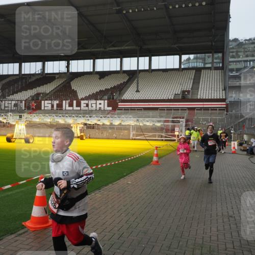 07.12.2025 - St. Pauli X-Mass-Run No. 15 Fabian Wolf http://msf.ph/oto/9410249 07.12.2025 11:10:45 Ziel 29, 30, 31, 49, 122, 134, 745, 1064, 1066, 1380, 1400, 1402, 1584, 1626, 1692, 3124, 3136, 4574 meine-sportfotos.de