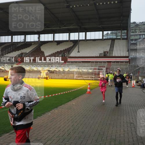 07.12.2025 - St. Pauli X-Mass-Run No. 15 Fabian Wolf http://msf.ph/oto/9410252 07.12.2025 11:10:45 Ziel 29, 30, 31, 49, 122, 134, 745, 1064, 1066, 1380, 1400, 1402, 1584, 1626, 1692, 3124, 3136, 4574 meine-sportfotos.de