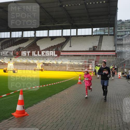07.12.2025 - St. Pauli X-Mass-Run No. 15 Fabian Wolf http://msf.ph/oto/9410262 07.12.2025 11:10:46 Ziel 29, 30, 31, 49, 122, 134, 745, 1064, 1066, 1380, 1400, 1402, 1584, 1626, 1692, 3124, 3136, 4574 meine-sportfotos.de