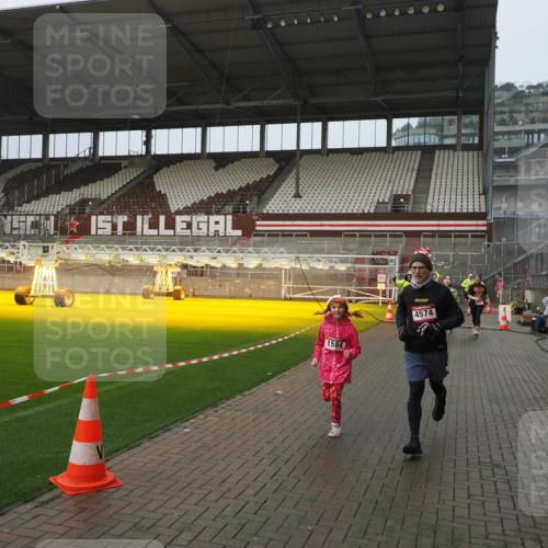 07.12.2025 - St. Pauli X-Mass-Run No. 15 Fabian Wolf http://msf.ph/oto/9410268 07.12.2025 11:10:46 Ziel 29, 30, 31, 49, 122, 134, 745, 1064, 1066, 1380, 1400, 1402, 1584, 1626, 1692, 3124, 3136, 4574 meine-sportfotos.de