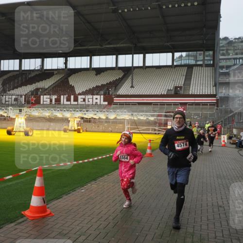 07.12.2025 - St. Pauli X-Mass-Run No. 15 Fabian Wolf http://msf.ph/oto/9410274 07.12.2025 11:10:46 Ziel 29, 30, 31, 49, 122, 134, 745, 1064, 1066, 1380, 1400, 1402, 1584, 1626, 1692, 3124, 3136, 4574 meine-sportfotos.de