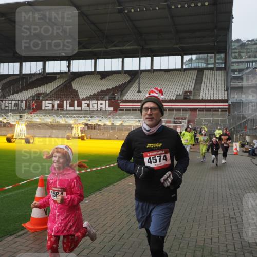 07.12.2025 - St. Pauli X-Mass-Run No. 15 Fabian Wolf http://msf.ph/oto/9410283 07.12.2025 11:10:47 Ziel 29, 122, 745, 1064, 1066, 1380, 1400, 1402, 1584, 1626, 2616, 3124, 3136, 4574 meine-sportfotos.de