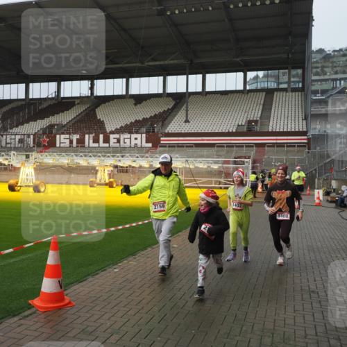 07.12.2025 - St. Pauli X-Mass-Run No. 15 Fabian Wolf http://msf.ph/oto/9410292 07.12.2025 11:10:49 Ziel 29, 122, 745, 1064, 1066, 1380, 1400, 1402, 1584, 1626, 2616, 3124, 3136, 4574 meine-sportfotos.de